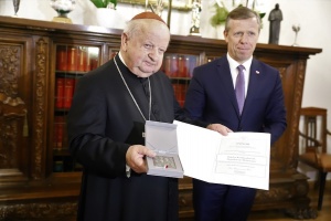 medal stulecia odzyskania niepodległości dla kardynała dziwisza
